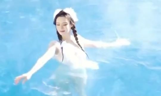 326 苏小小m🥕 下面由苏小小的姐姐苏不小，为大家表演一才艺：白水鱼汤 温泉 水下摄影..